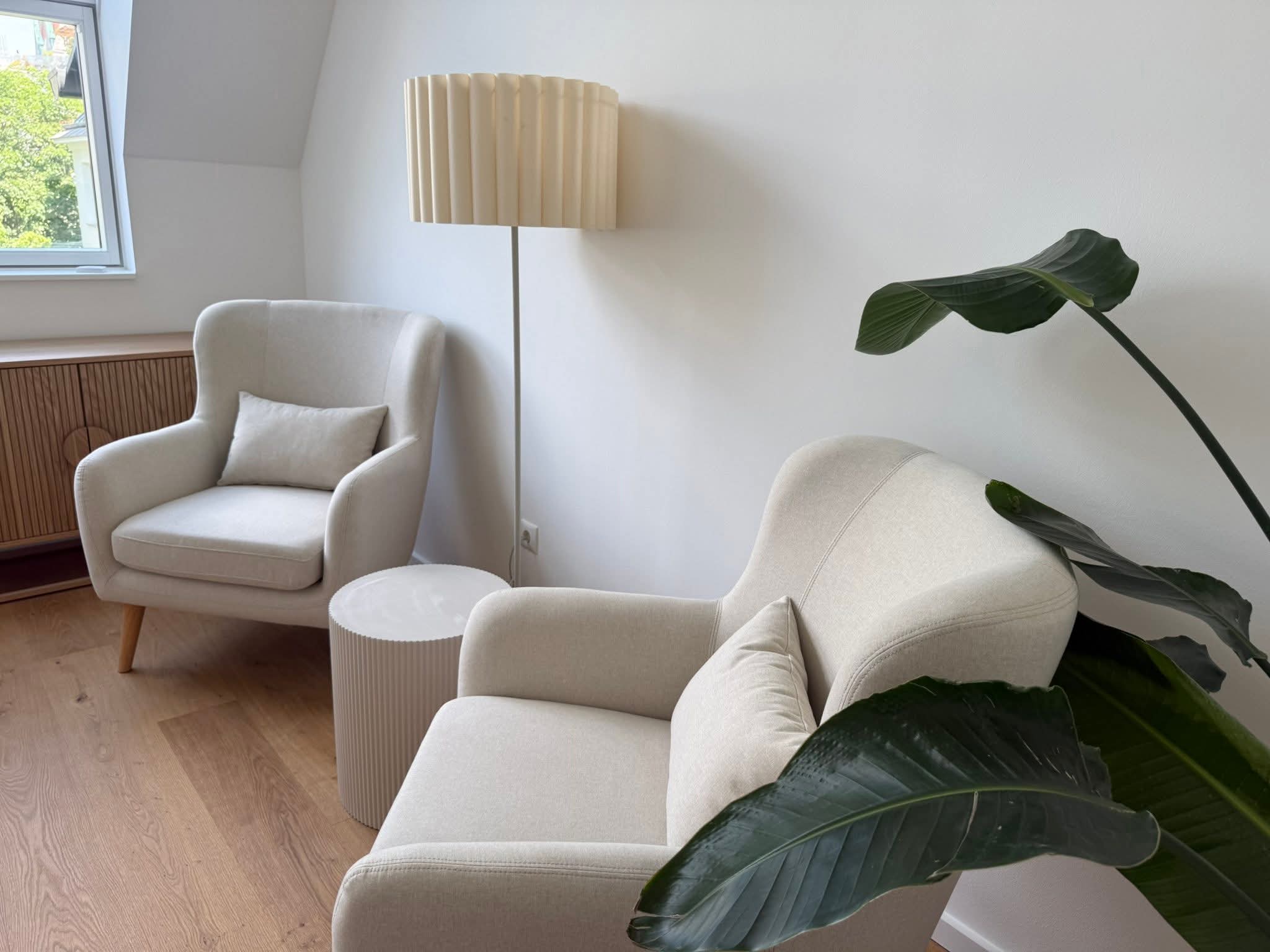 Therapieraum mit zwei Sesseln