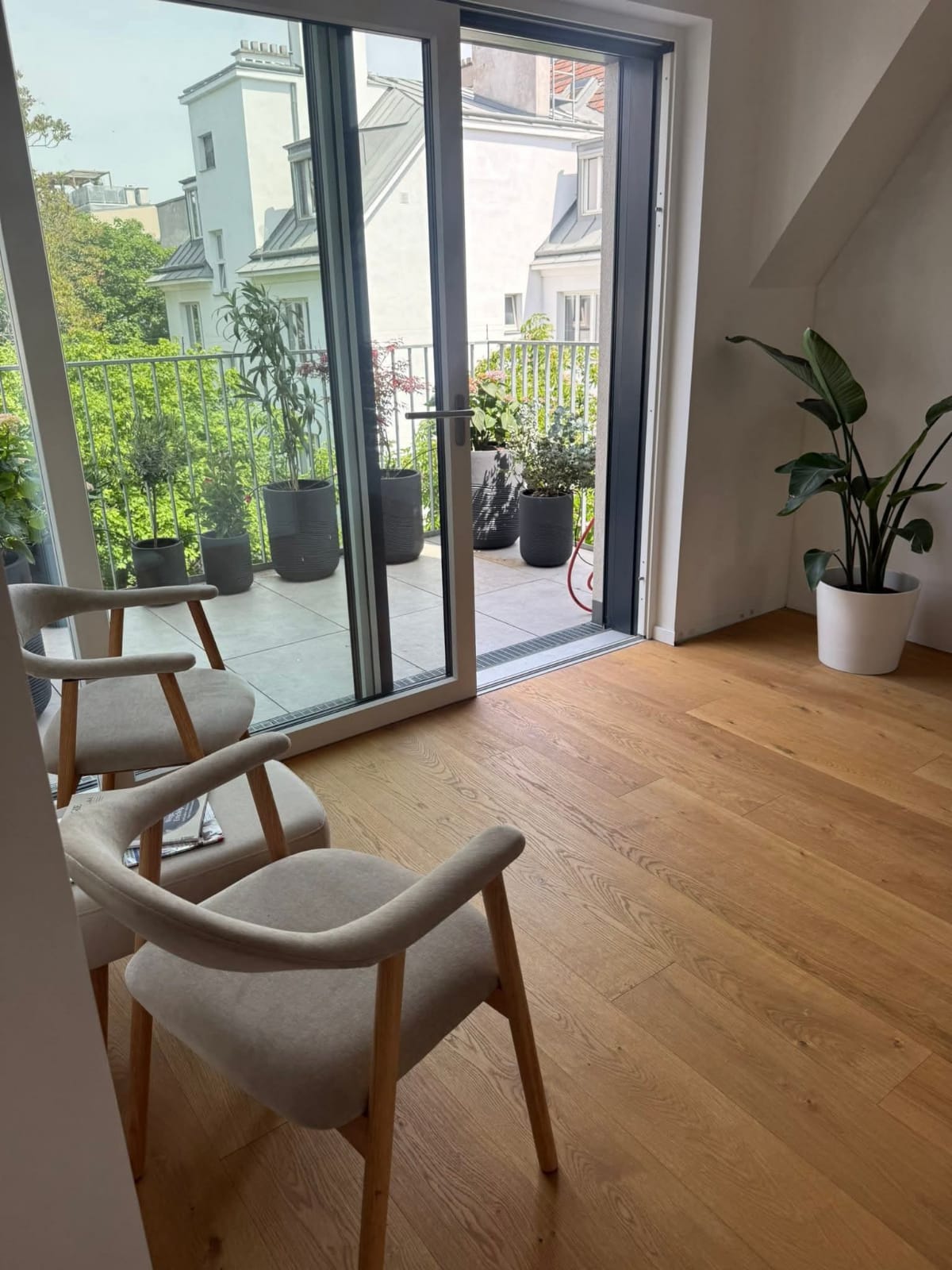 Wartebereich mit Blick auf die Terrasse