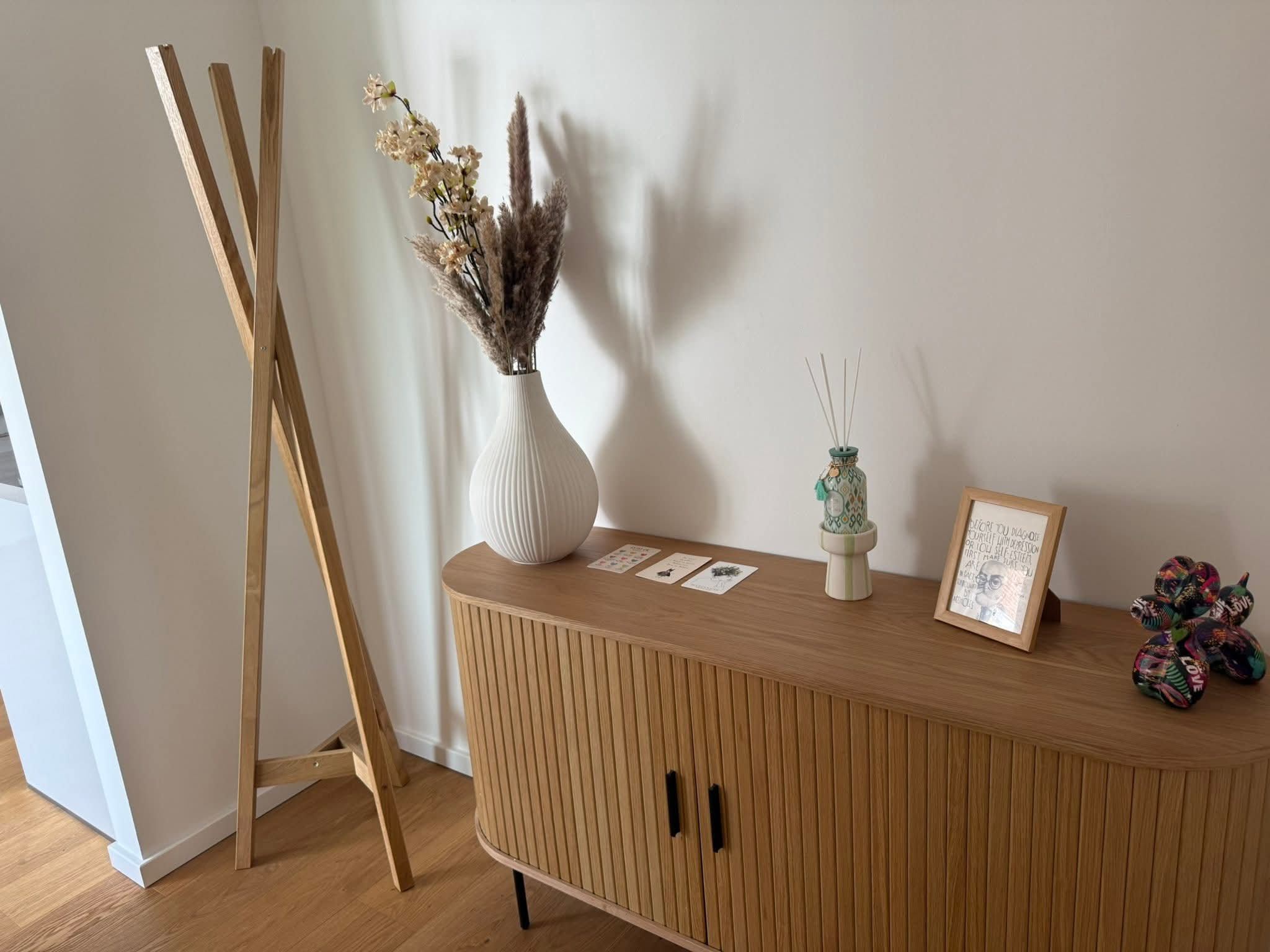 Sideboard mit Dekoration und Trockenblumen